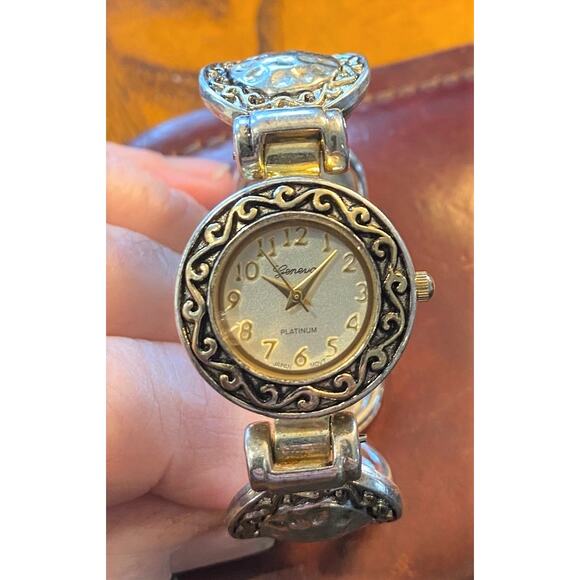 Women's 26mm Hammered Silver Tone Geneva Platinum Watch - Picture 1 of 3